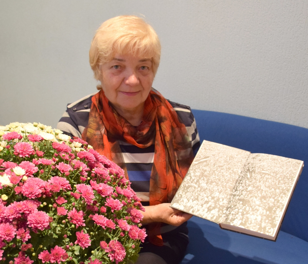 VĒSTURE. Grāmatā “Latvijas Tautas fronte” publicētajā 1988. gada Tautas manifestācijā uzņemtajā fotogrāfijā redzama arī Dagmāra Dzirkale ar ģimeni un citi pazīstami cilvēki. Kaut kur šajā cilvēku kopumā ir arī šo rindu autore.