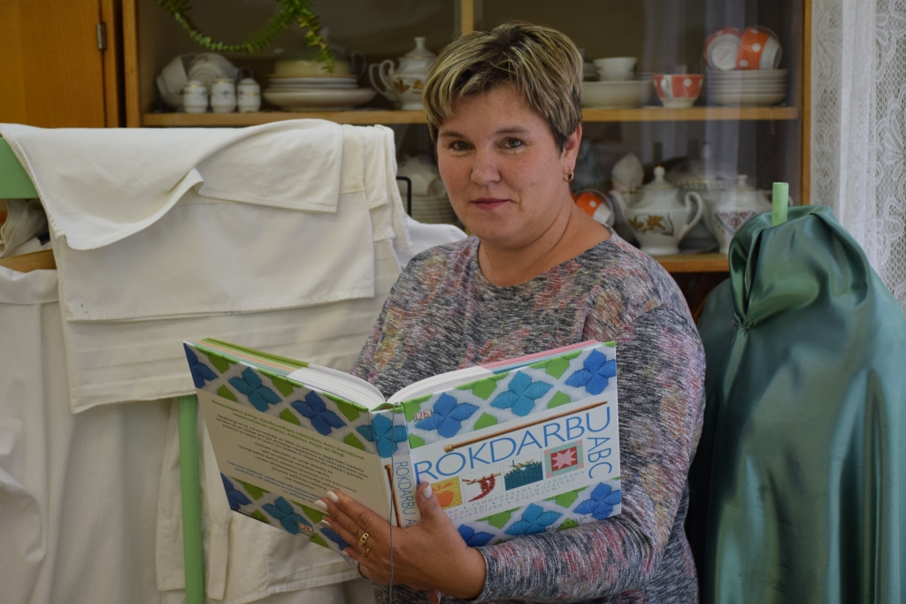 MĀCA ARĪ SKOLOTĀJU. “Man ļoti patīk kontaktēties ar bērniem — viņi neļauj novecot, bērni iedvesmo, viņi māca mani, es — viņus. “Apaudzējam” bērnu idejas ar manējām, un kopā iznāk kaut skaists!” teic skolotāja Vineta Grinšpone.
Autors: Imanta Kaziļuna foto