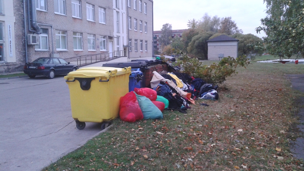 SAZIEDOTĀS DRĒBES. Diemžēl  daļa LSK ziedoto drēbju nevienam nav vajadzīgas, un tās nonāk atkritumos.