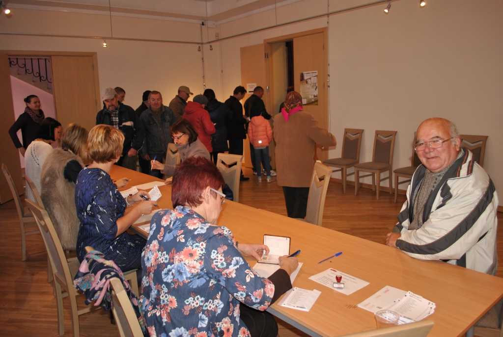 AKTĪVI BALSOTĀJI bija arī Pļaviņu vēlēšanu iecirknī.