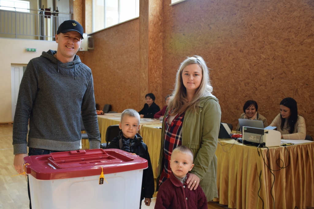 Par labākiem nākamajiem četriem gadiem. Pirms izbaudīt saulaino sestdienu, Peipiņu ģimene ieradās vēlēšanu iecirknī.