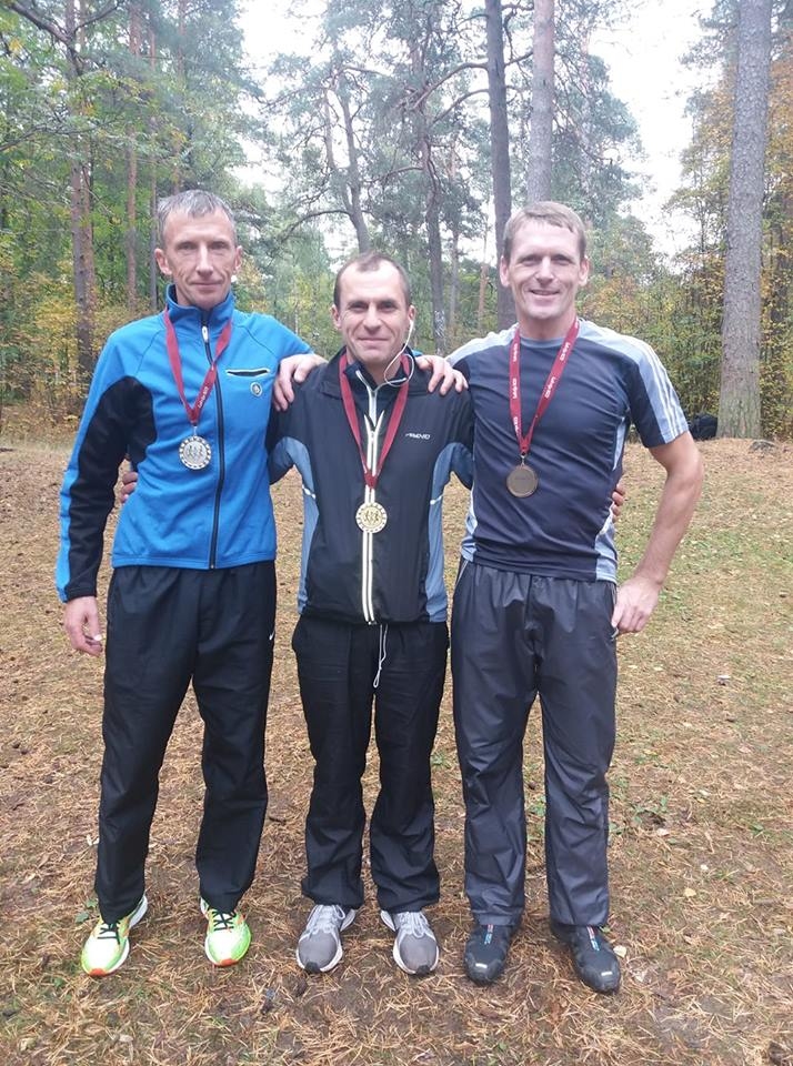 Fotofiniša cienīgs skrējiens. Aigars Rublis (no kreisās) noskrēja 26. Iekšlietu ministrijas krosu un izcīnīja sudraba medaļu.
Autors: no personīgā albuma