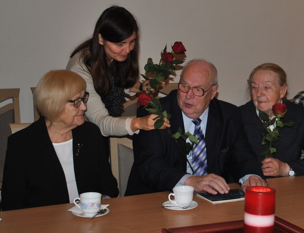 ZIEDUS KAROGA KRĀSĀ Pļaviņu novada bibliotēkas vadītāja Ineta Grandāne pasniedza Latvijas Tautas frontes atceres pasākuma dalībniekiem — Staņislavai Kalniņai (no kreisās),  Mārtiņam Elmāram Siliņam un viņa kundzei Astrīdai.