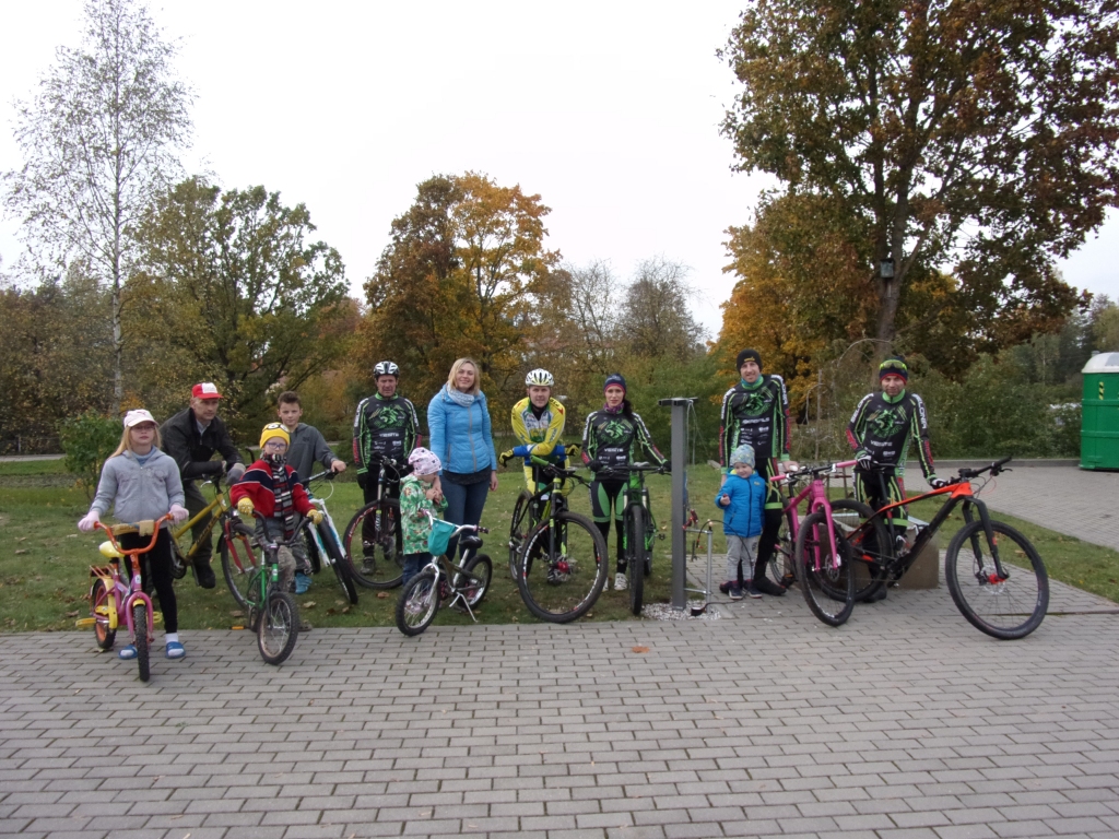 VEIKSMĪGAM BRAUCIENAM. Biedrības “Selonia” dalībnieki pie jaunā veloapkopes punkta Viesītē.
Autors: Inārs Dreijers