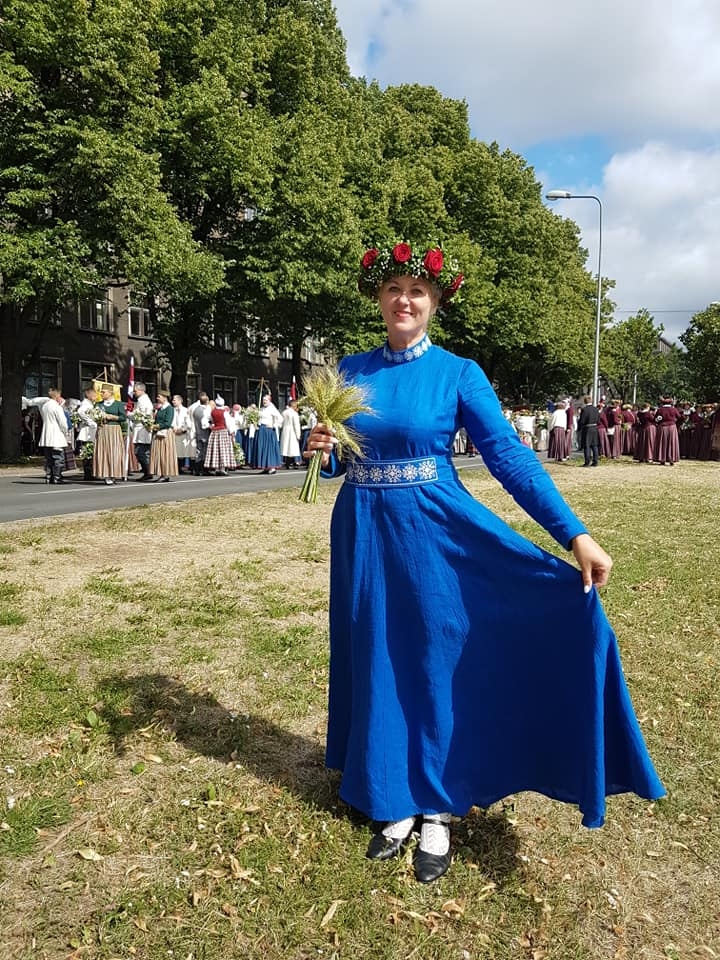 JĀCEĻAS UN JĀDARA AR PRIEKU. “Lai man būtu izdevusies diena, noteikti jādara darbs, ko var darīt bez piespiešanās, ar prieku un gandarījumu par paveikto. Man tāds ir, jo pamostoties ar prieku gatavojos jaunajai darba dienai,” teic jubilāre Inita Kalniņa.
Autors: no Initas Kalniņas albuma