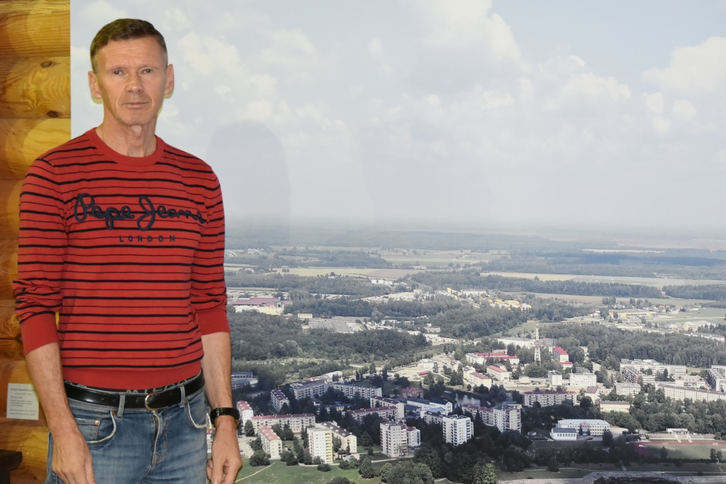 IZSTĀDES CENTRĀ. Fotogrāfijā, kurā redzama visa pilsēta, izņemot muzeju, var aplūkot, kā Aizkraukle izaugusi, jo pirms 100 gadiem te nebija nekā. Attēlā — fotogrāfijas autors  Andris Ozoliņš.