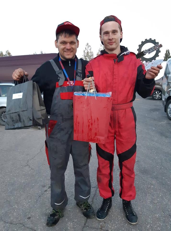 Lielisks sezonas noslēgums. Raivis Veikšāns (no labās) kopā ar pasniedzēju un padomdevēju Edgaru Šalu.
Autors: no personīgā albuma