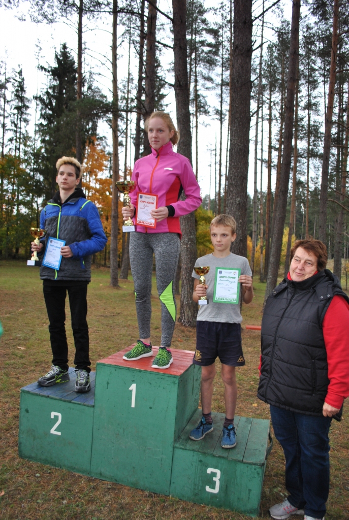 PRIEKS PAR VISIEM. Brigita Krauze (no labās) gandarīta par labākajām komandām pamatskolu grupā. Uz pjedestāla — skolu pārstāvji.