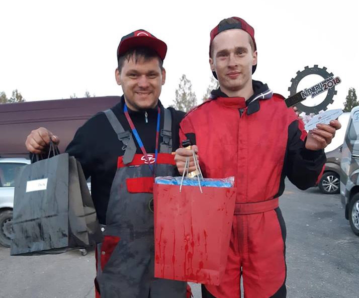 Lielisks sezonas noslēgums. Raivis Veikšāns (no labās) kopā ar pasniedzēju un padomdevēju Edgaru Šalu.
Autors: no personīgā albuma