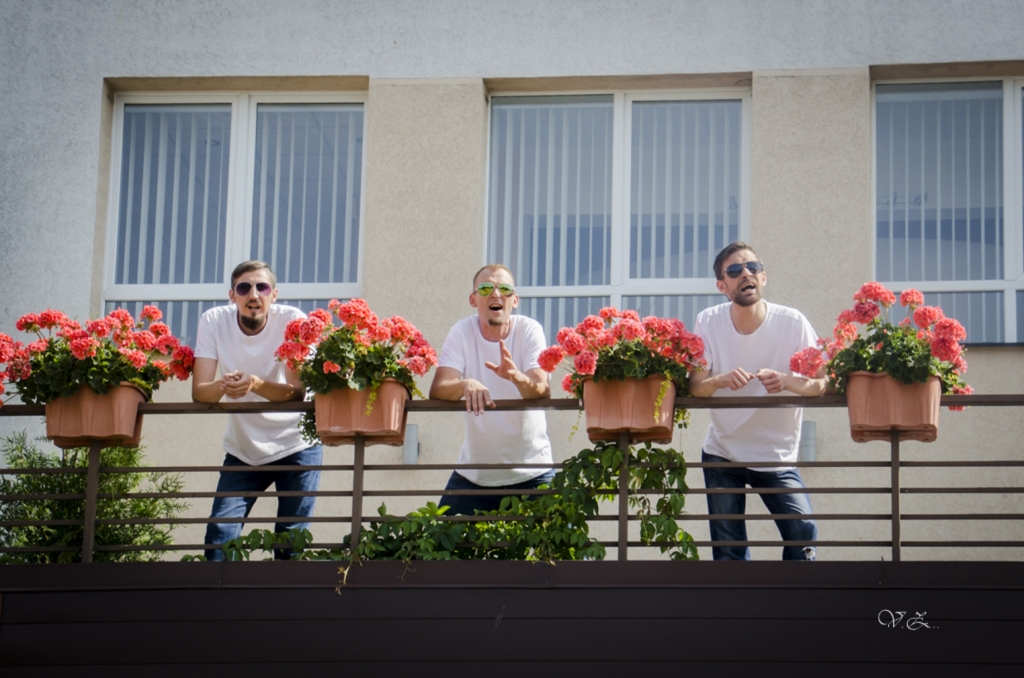 Lai skan! Mirklis no dziesmas “Patiesi vārdi” videoklipa uzņemšanas. Jānis Sniedziņš (no kreisās), Ainārs Uzulnieks un Jānis Cielavs.
Autors: Valdis Zvirgzdiņš