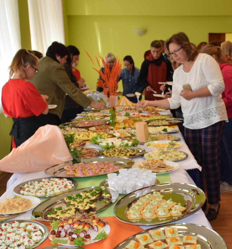 KATRAI GAUMEI. Degustācijas laikā skolas ēdamzālē — Latvijā ražoti dažādu šķirņu sieri, pasniegti kopā piedevām.