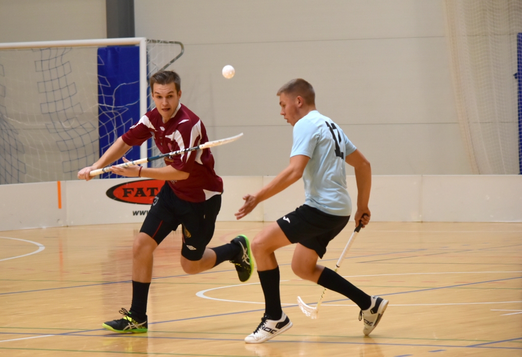 Deniss Ždanovs (no kreisās), vienības “Koknese/Aizkraukle” spēlētājs, prasmīgi žonglējot bumbiņu, pārspēj pretinieku.