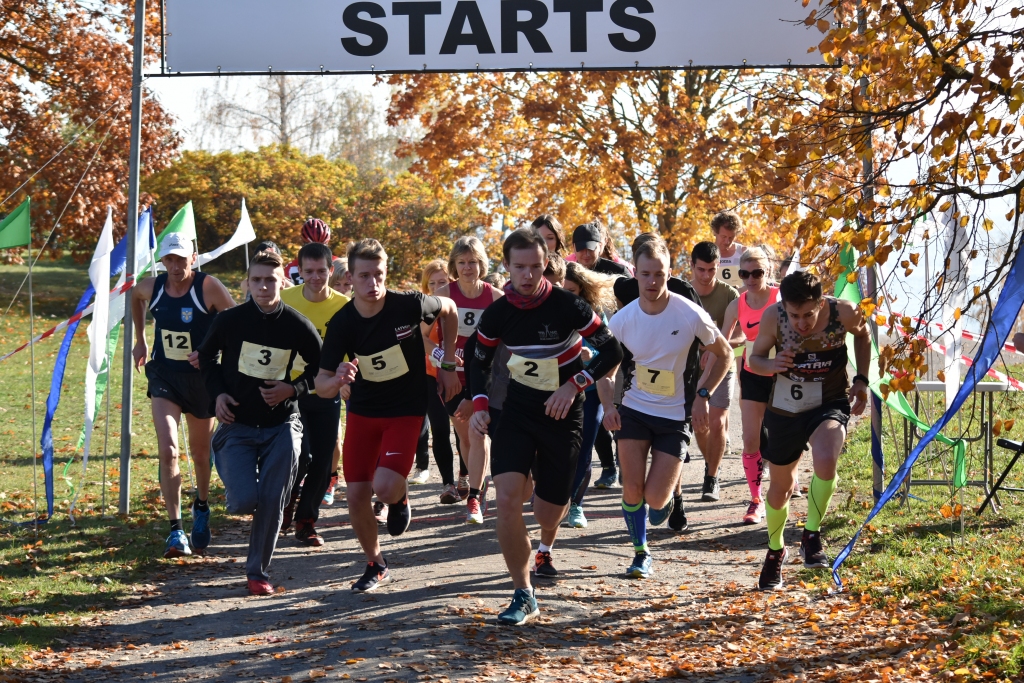 Uzmanību, gatavību, starts! Trasē dodas tautas skrējiena un pusmaratona distances dalībnieki.