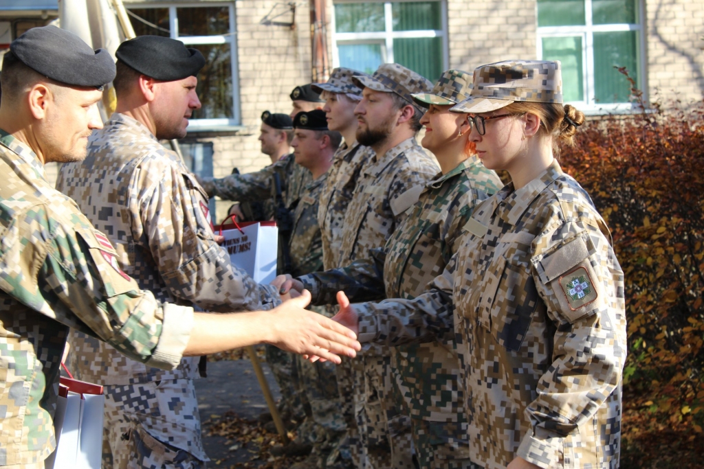 SVEIC ZEMESSARGU RINDĀS. Majors Aleksandrs Sotņikovs (no kreisās) un pulkvežleitnants Ingus Manfelds sveic jaunos zemessargus.
Autors: no Zemessardzes 55. kājnieku bataljona arhīva