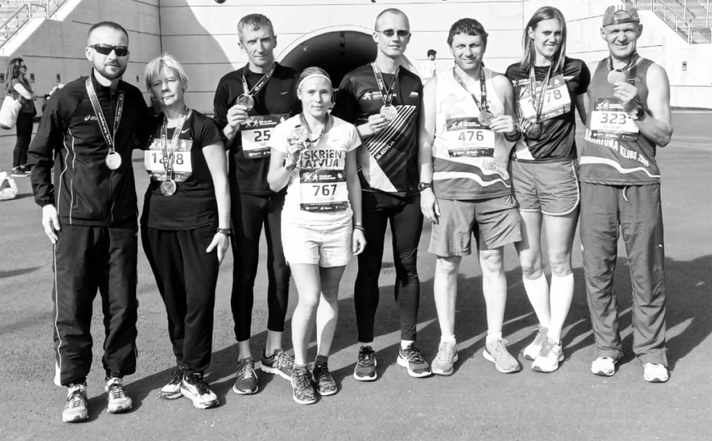 Latvijas maratonistu pulkā aizkrauklieši. Aigars Rublis (trešais no kreisās), Dzintra Skārda, Mareks Zālītis un Ivita Šale (otrā no labās).
Autors: no personīgā albuma