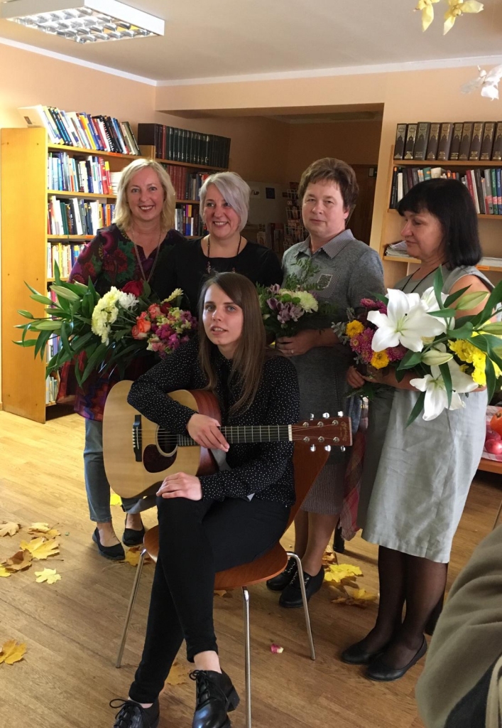 Pēc pasākuma. Kokneses pagasta bibliotekāre Ingrīda Grūbe (no kreisās), Laimrota Krastiņa, Inese Krūmiņa, Evita Gūtmane un Alise Kļaviņa (priekšplānā).
Autors: no bibliotēkas arhīva