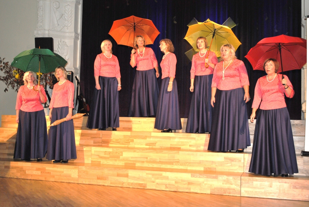 KRĀSAINAS un KOŠAS ir Klintaines pagasta vokālā ansambļa “Dzirnas” dziedātājas gan koncertos, gan 20 gadu jubilejas svētkos.