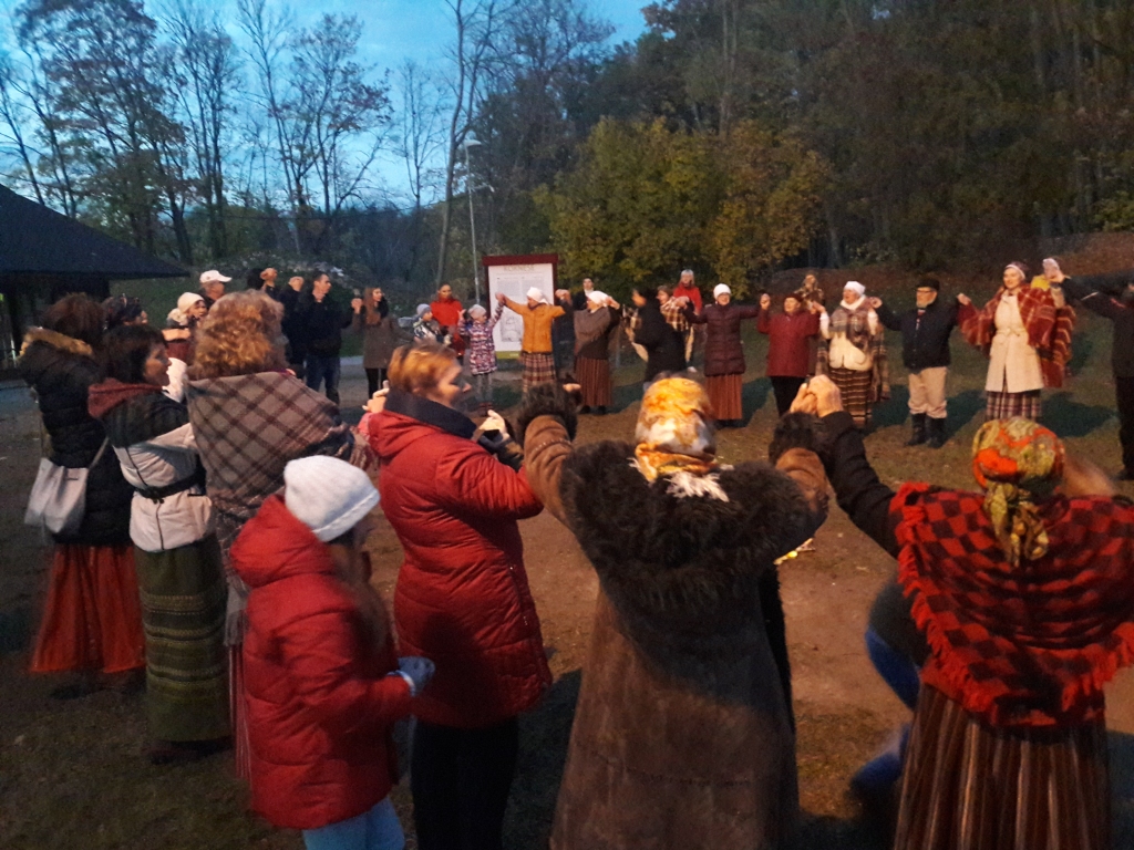 Svētī Veļu vakaru.
Autors: no “Urgām”