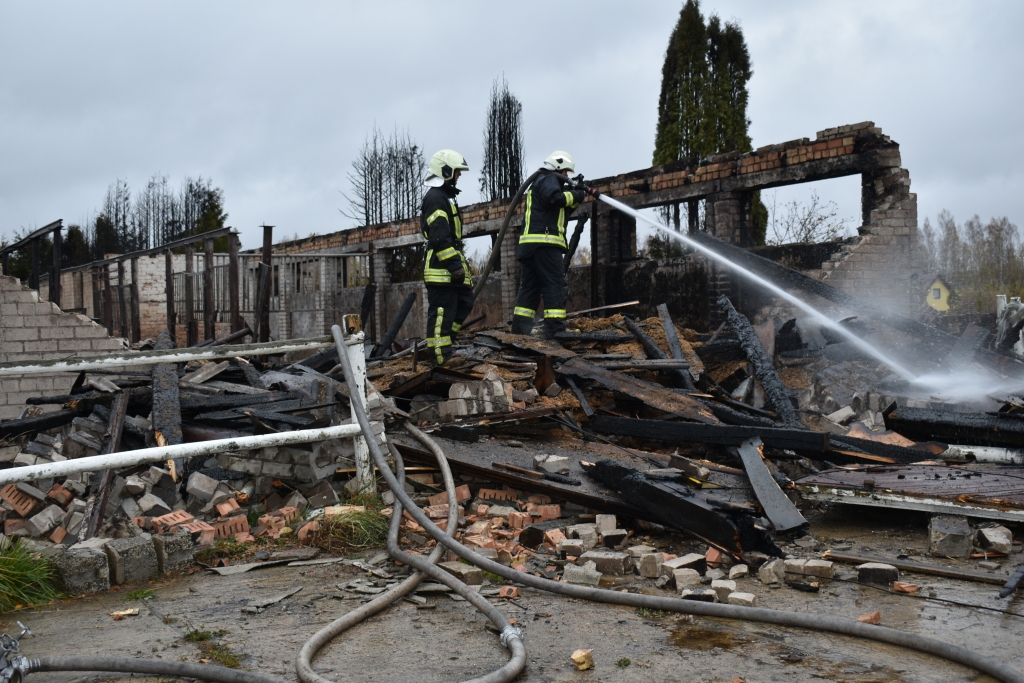STRĀDĀ VISU DIENU. Ugunsdzēsēji glābēji Koknesē strādāja apmēram 11 stundas, lai pilnībā apdzēstu fermas degošās un gruzdošās koka konstrukcijas un ziemai sagādāto sienu.