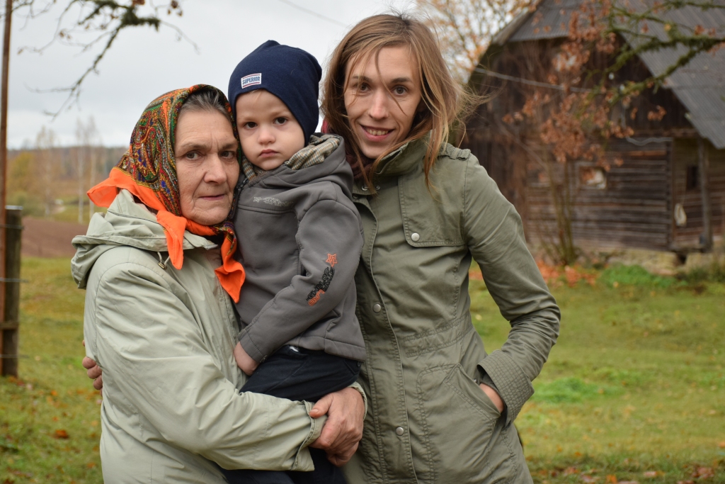 Intervijas dienā no Rīgas ieradās meita un mazdēliņš. Lilija (no kreisās), Eduards un Mairita.