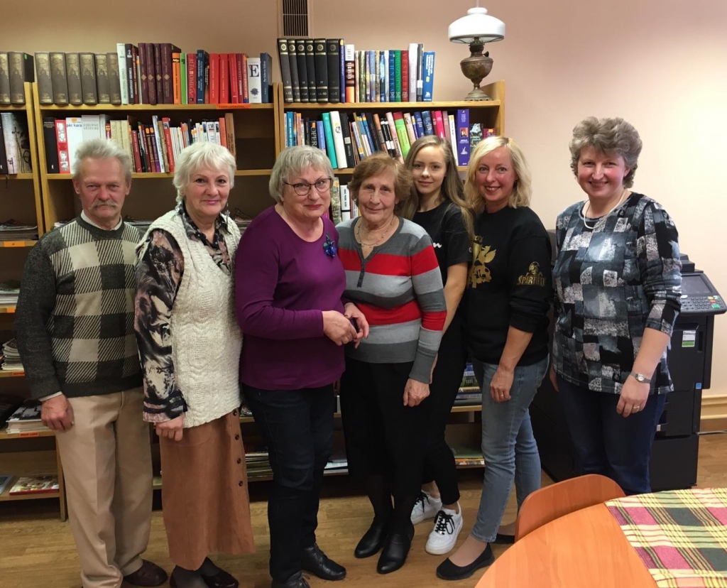 Prāta asinātāju komanda: no kreisās — Jānis Iesalnieks, Marita Radvila, Zigrīda Garkakle, Ilze Kalvišķe, Asnate Višķere,  pasākuma iniciatore Ingrīda Grūbe un Inese Rubule.
Autors: no bibliotēkas