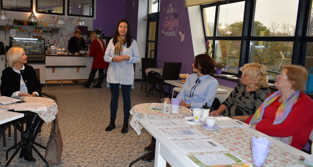 Aizkraukles novada uzņēmēji oktobrī tikās “AK Gardumi” kafejnīcā, kur viesus uzņēma tās pārstāve Dace Zandberga (vidū).