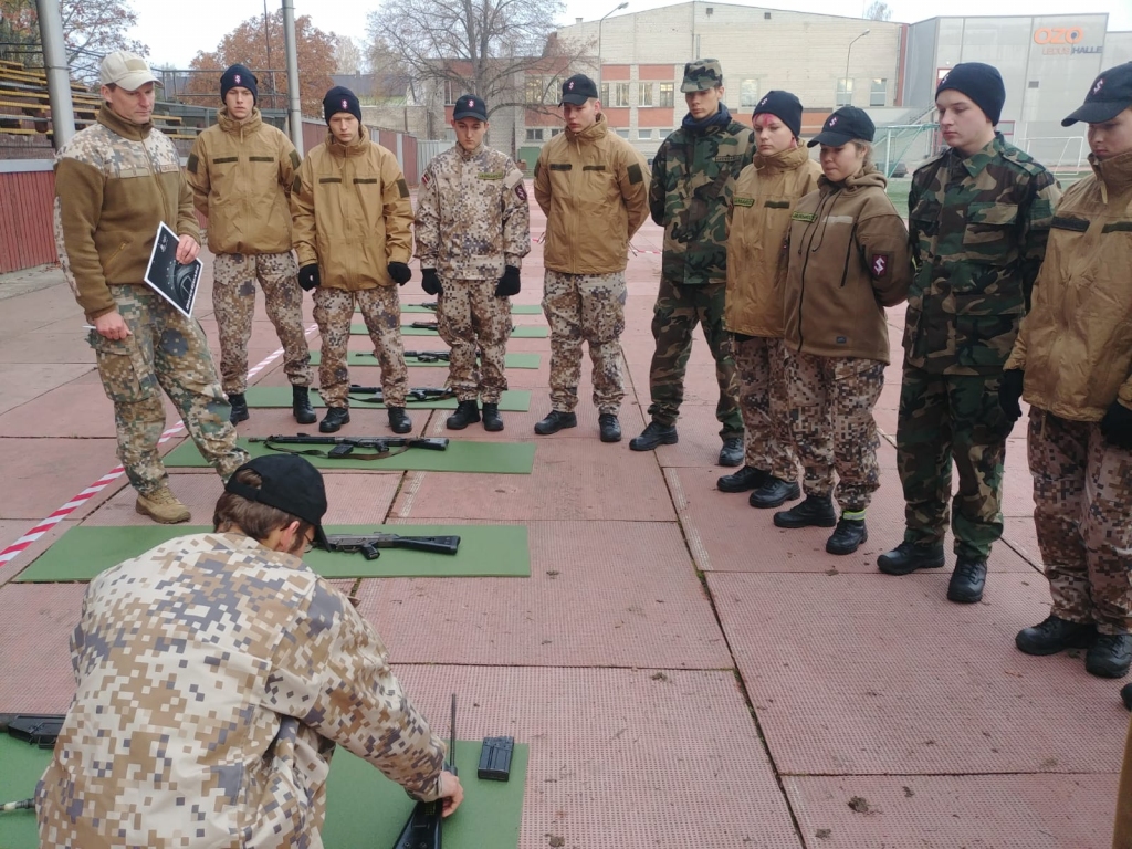 NOMETNES LAIKĀ. Aizkraukles jaunsargi nometnē sacentās par iespēju piedalīties svētku militārajā parādē.
Autors: no Ginta Kokina albuma