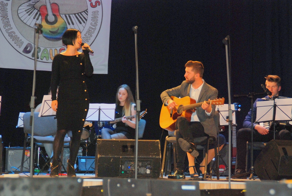 Lai skan! Festivāla īpašā viešņa Antra Stafecka kopā ar festivāla vadītāju, mūziķi Jāni Čubaru no Jaunjelgavas.
Autors: Aivars Bite