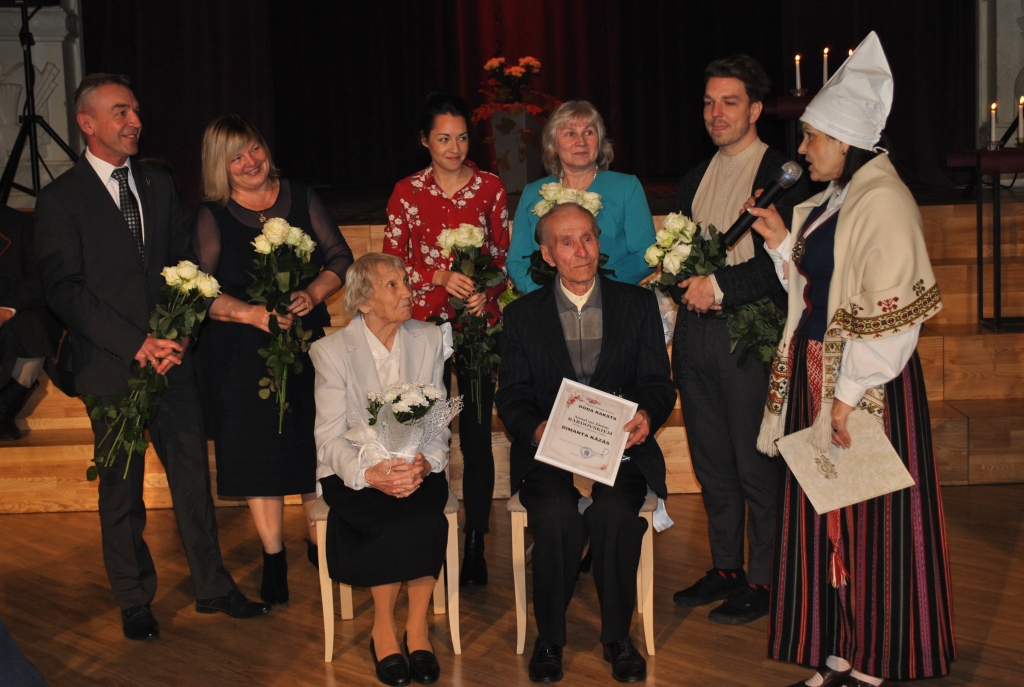 DIMANTA KĀZU JUBILEJU svinēja Anna un Jānis Bardovski, par kuriem priecājas arī viņu saime.