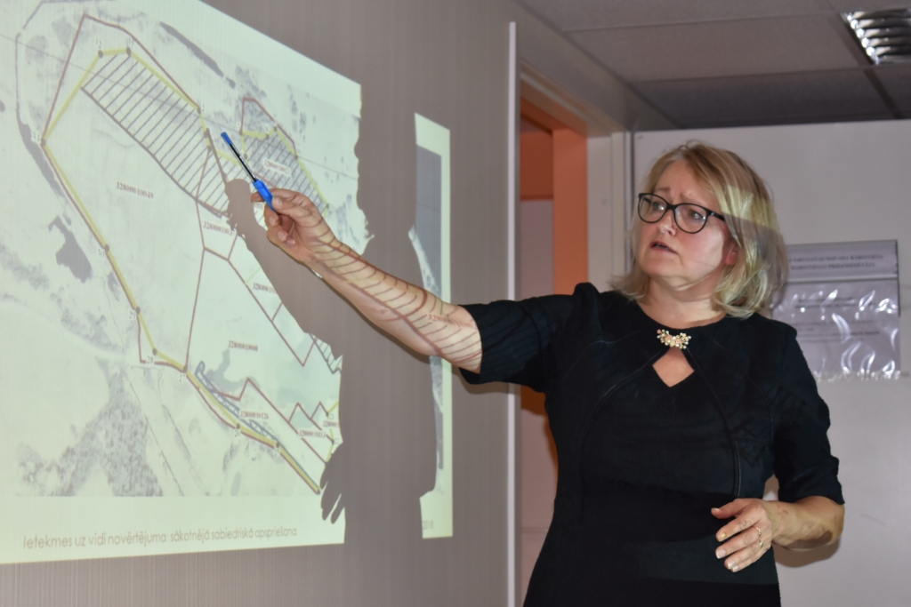 Sandra Broka, SIA “Vides konsultāciju biroja” Vides konsultāciju nozares vadītāja, iepazīstina ar nākotnē plānotajām darbībām Salenieku karjerā un tā robežām.