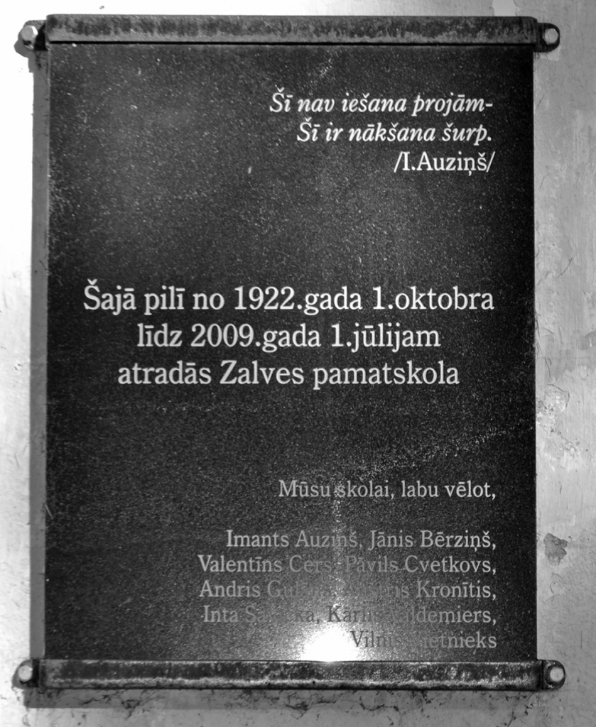 ATGĀDINĀJUMS PAR SKOLU. Plāksne pie kādreizējās Zalves pamatskolas ēkas, ko sarūpējuši tās absolventi, šodien ir vienīgais liecinieks par ēkas spraigo un gaišo dzīvi.