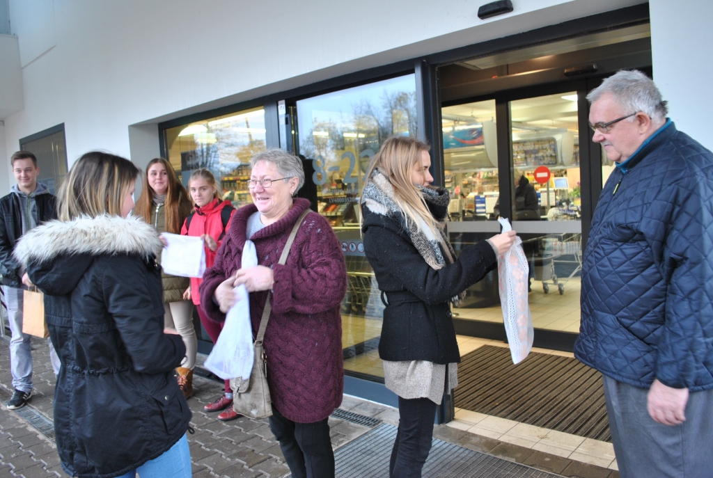 LABA IDEJA. Pļaviņu novada ģimnāzijas ekoskolas dalībnieku piedāvātos maisiņus veikala “Maxima” apmeklētāji novērtēja atzinīgi.