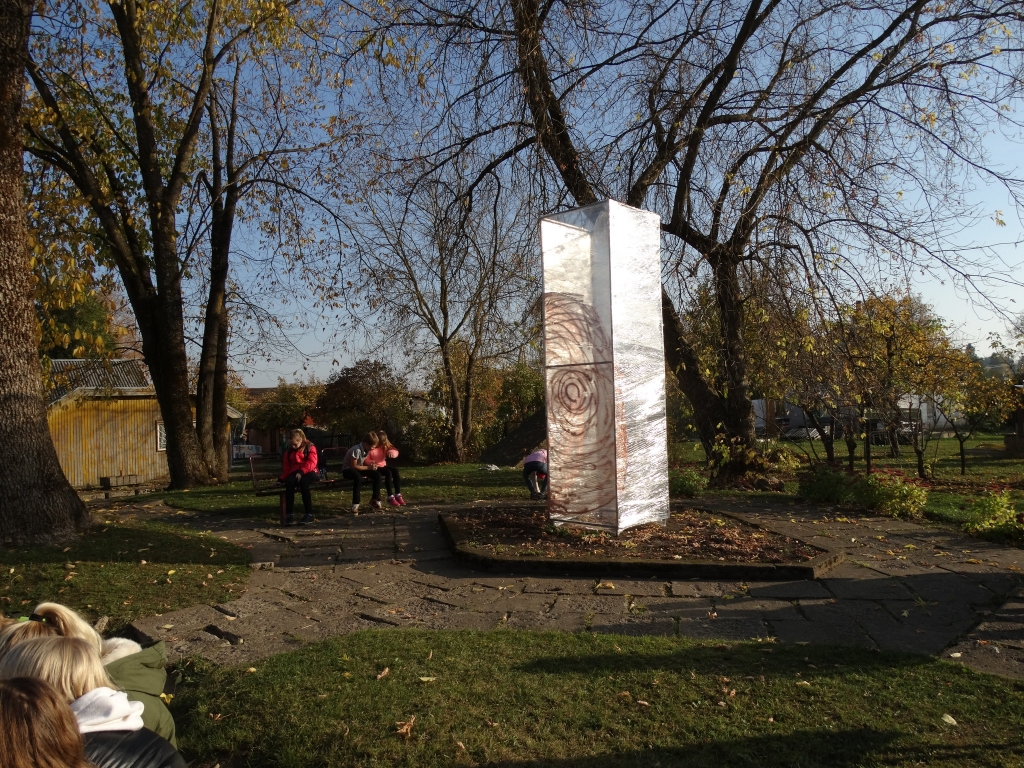 Tā varētu izskatīties. Pieminekļa makets oriģinālajā lielumā Jelgavas ielas skvērā, pretī pilsētas autobusu stacijai.
Autors: Vaira Lejniece