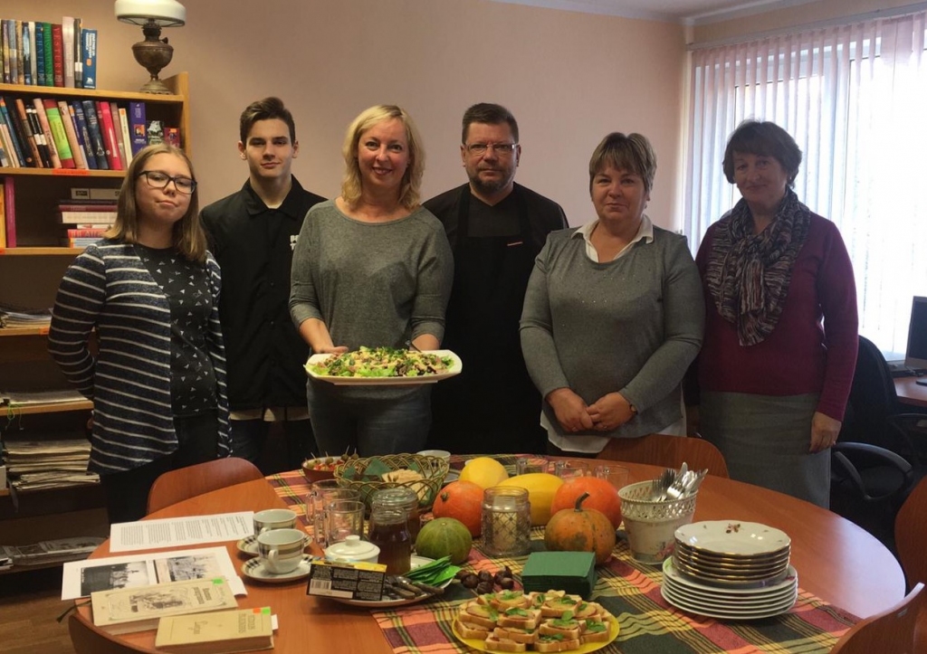 LABU APETĪTI! Idejas autore Ingrīda Grūbe (ar šķīvi) kopā ar savu komandu.
Autors: no bibliotēkas