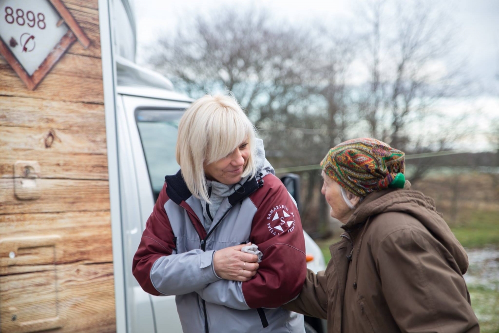 APRŪPĒS CILVĒKUS MĀJĀS. “Latvijas Samariešu apvienības” aprūpētāji palīdz vecajiem cilvēkiem visā Latvijā, kompensējot viņu zudušās spējas. Aizkraukles novadā apvienības aprūpētāji pēc sociālā dienesta norādījuma sākotnēji sniegs pakalpojumu “Aprūpe mājās” tikai maznodrošinātajiem un trūcīgajiem, bet ar laiku arī maksātspējīgajām personām.
Autors: “Latvijas Samariešu apvienība”