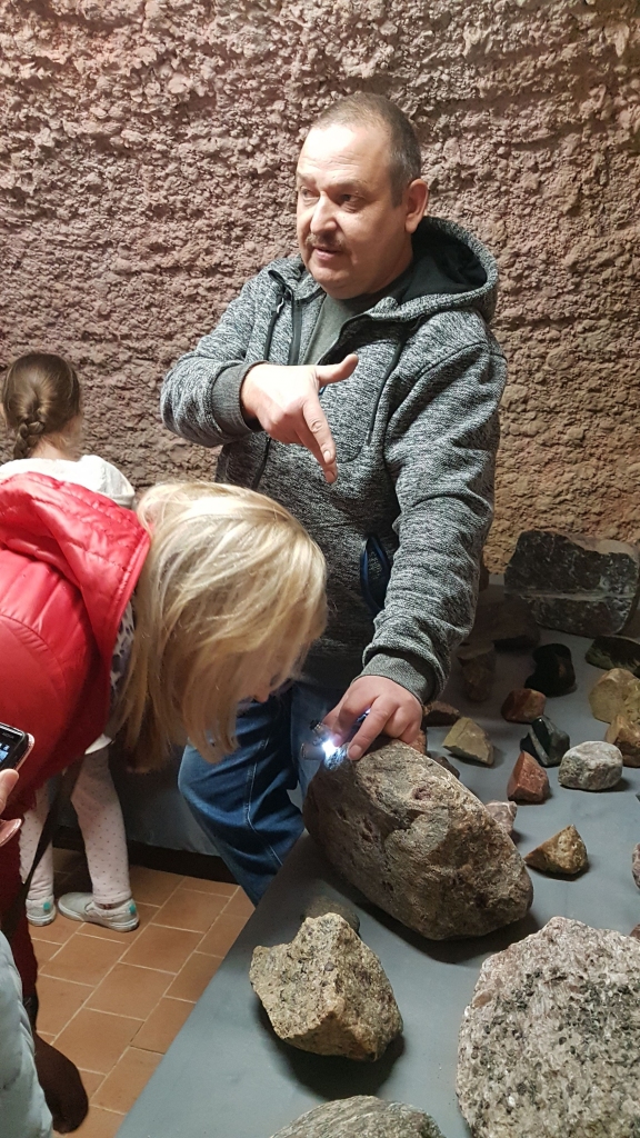 IT KĀ GLUŽI PARASTS AKMENS. Ainis Vorobjovs aicina caur mikroskopu izpētīt, cik daudz pārsteidzoša var ieraudzīt it kā pavisam parastā akmenī.
Autors: Imants Kaziļuns