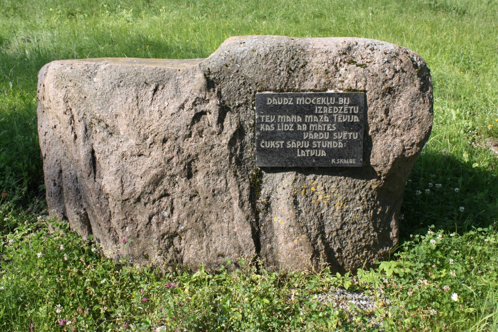 Piemiņai. Kārļa Skalbes dzejas rindas izmantotas gan piemiņas zīmēs, gan privātpersonu pieminekļos.
Autors: Māra Loca foto