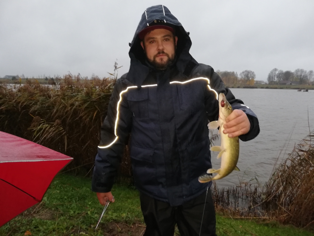 Process un rezultāts. 15 minūtes pirms sacensību beigām Sandris Rāgs, kurš bija ieradies no Rīgas, izvilka 55 cm garu zandartu, mazliet pietrūka līdz lielākās zivs izmēram. Zivs pretojās apmēram trīs minūtes.
Autors: Agra Rāga foto