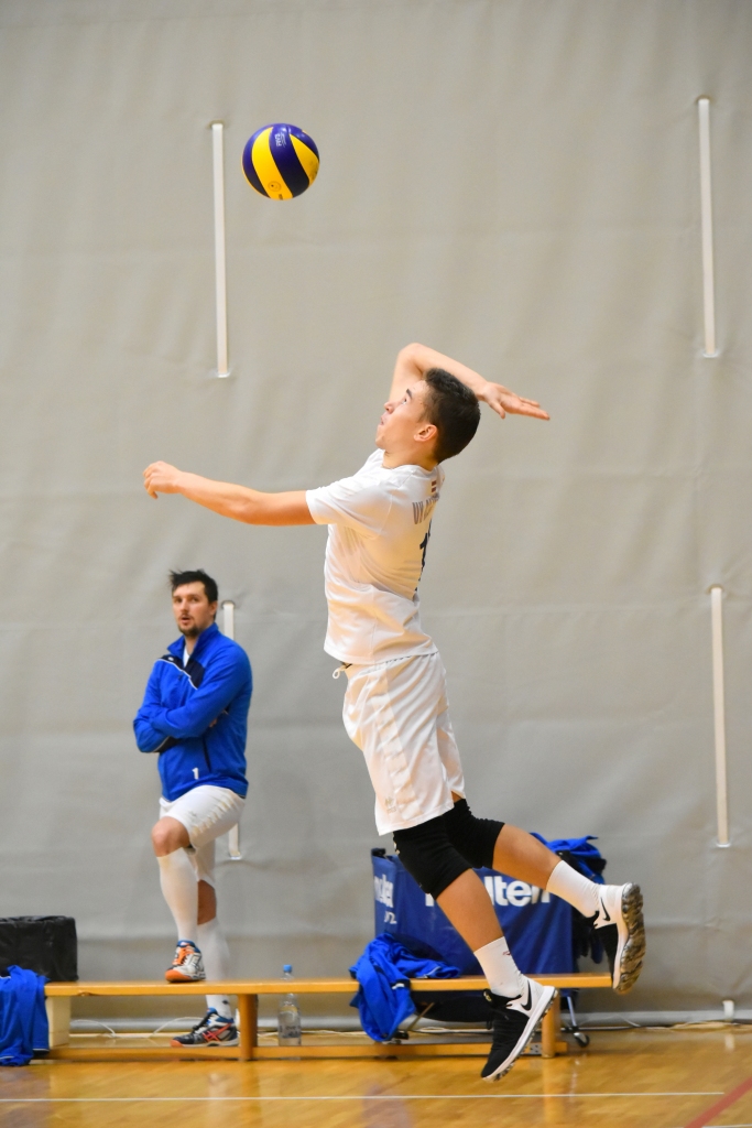 Atspere! Servē vienības “VK Aizkraukle” spēlētājs Valts Benjavs.