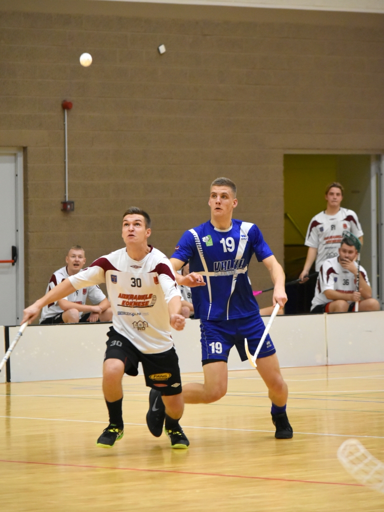 Mana bumbiņa! Vienības “Koknese/Aizkraukle” spēlētājs Deniss Ždanovs (no kreisās) plecu pie pleca ar komandas “FK Valka” florbolistu Linardu Ščegoļevu cīņā par bumbiņu.