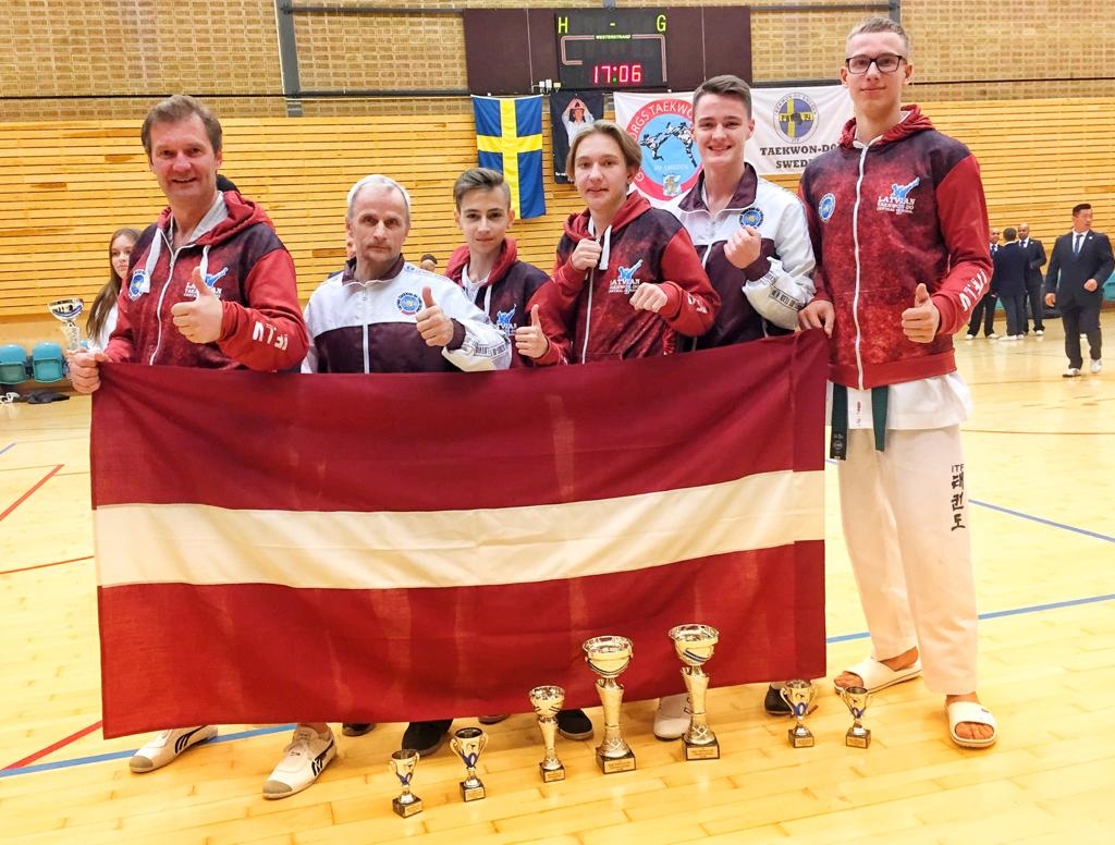 Sacensībās Gēteborgā. No kreisās: V. Siharulidze, treneris V. Semenkovs, I. Magers, D. Glušaņins, R. Izotovs, E. Strazdiņš.
Autors: no Svetlanas Harlamovas albuma