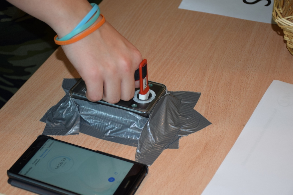 Čips, kāds tiek izsniegts katram dalībniekam reģistrācijai kontrolpunktos.
Autors: no 