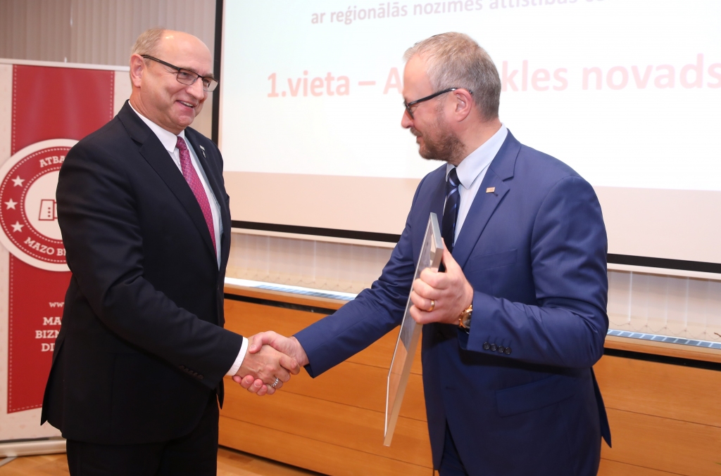 Apbalvojumu saņem Aizkraukles novada domes priekšsēdētājs Leons Līdums (no kreisās).
Autors: LETA