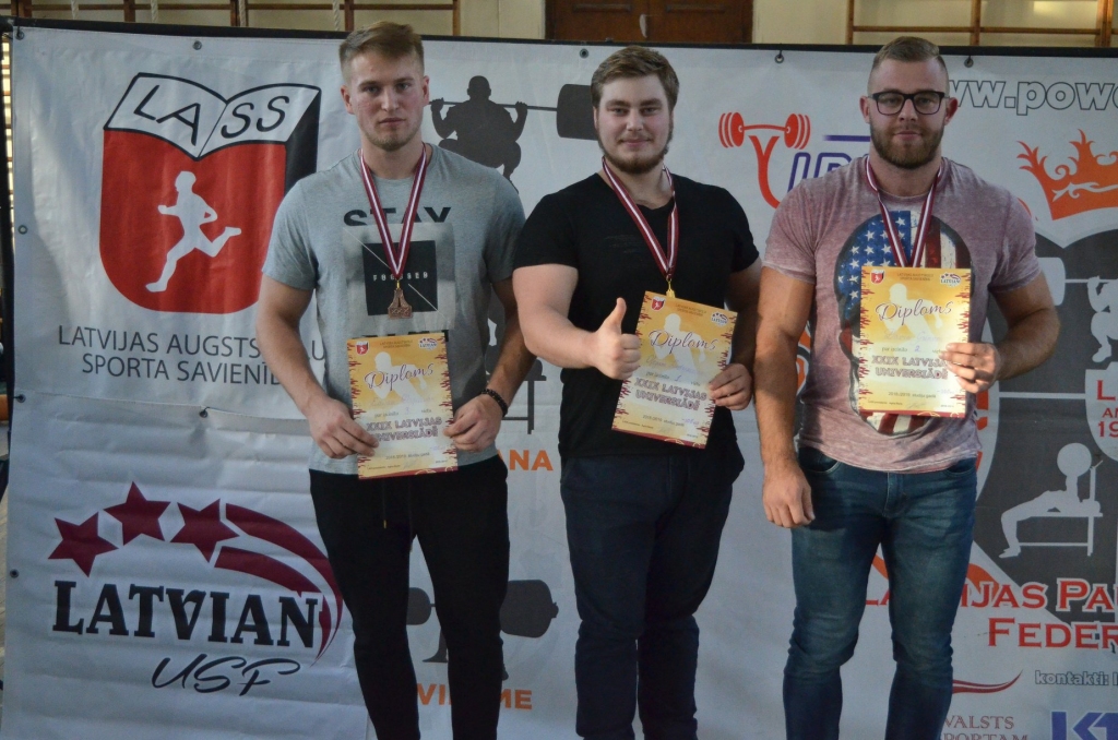 Spēcīgi studenti. Godalgotais trijnieks svara kategorijā līdz 105 kg — trešās vietas ieguvējs Edijs Daņilovs (no kreisās), uzvarētājs Oļegs Kudrjav­cevs un sudraba godalgas ieguvējs Dāvis Grīns.