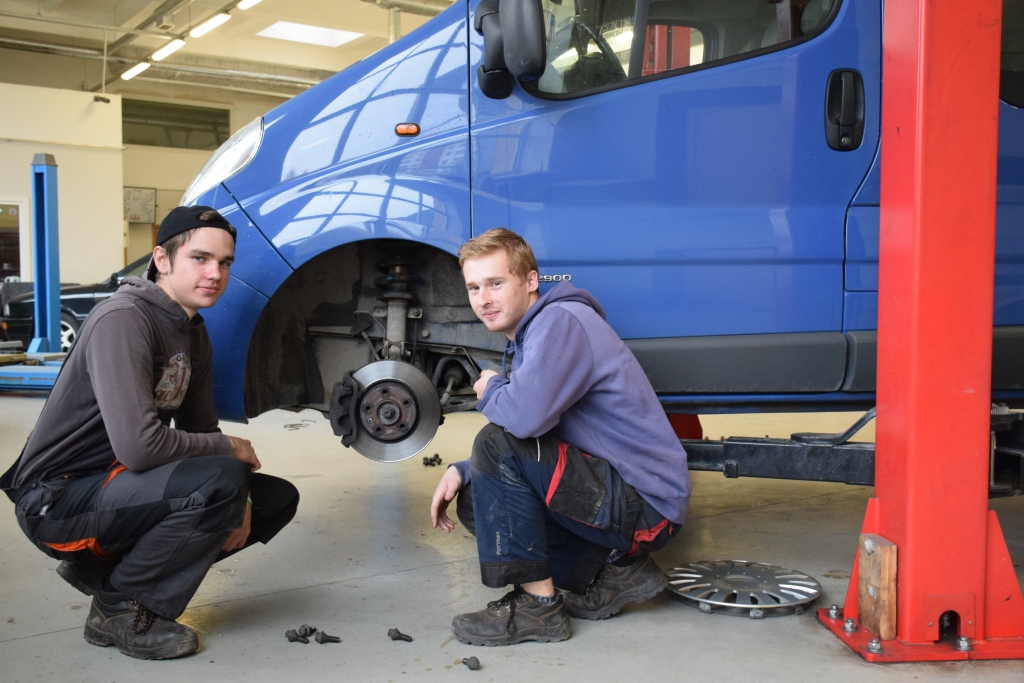 VAI VISS KĀRTĪBĀ? Mēs ne tiki regulējam gaismas un mainām riepas, bet pie reizes novērtējam automašīnas tehnisko stāvokli, piemēram, vai bremzes ir kārtībā, vai jānomaina kāda detaļa, lai varētu turpināt droši braukt,” stāsta Aizkraukles Profesionālās vidusskolas ceturtā automehāniķu kursa audzēkņi Alvis Dālders (no kreisās) un Raivis Veikšāns.