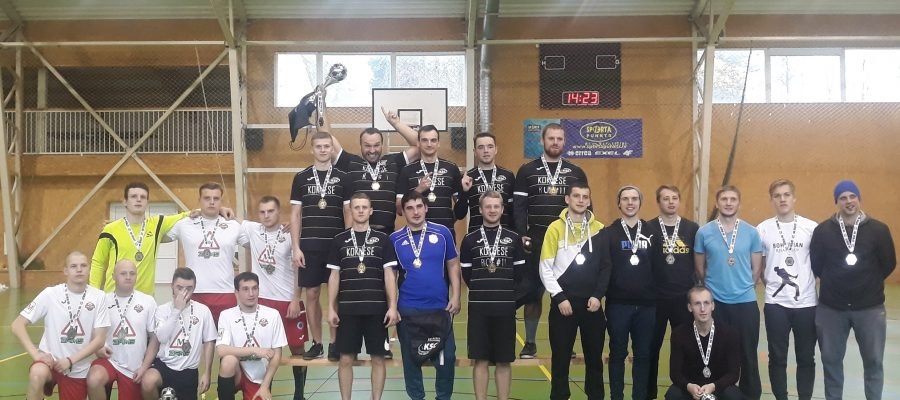 Trīs uzvaras trijās spēlēs. Kokneses futbolisti (centrā) pēc gada pārtraukuma pašmāju turnīrā izcīnīja uzvaru.
Autors: no personīgā albuma