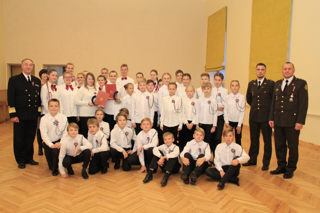 Starpnovadu ierindas skates uzvarētāji. Pļaviņu novada ģimnāzijas audzēkņi kopā ar skates vērtētājiem — viceadmirāli Gaidi Andreju Zeibotu (pa kreisi), leitnantu Matīsu Stīpnieku (pa labi) un Zemessardzes 55. kājnieku bataljona komandieri Ingu Manfeldu.
Autors: Maira Dzeņa foto