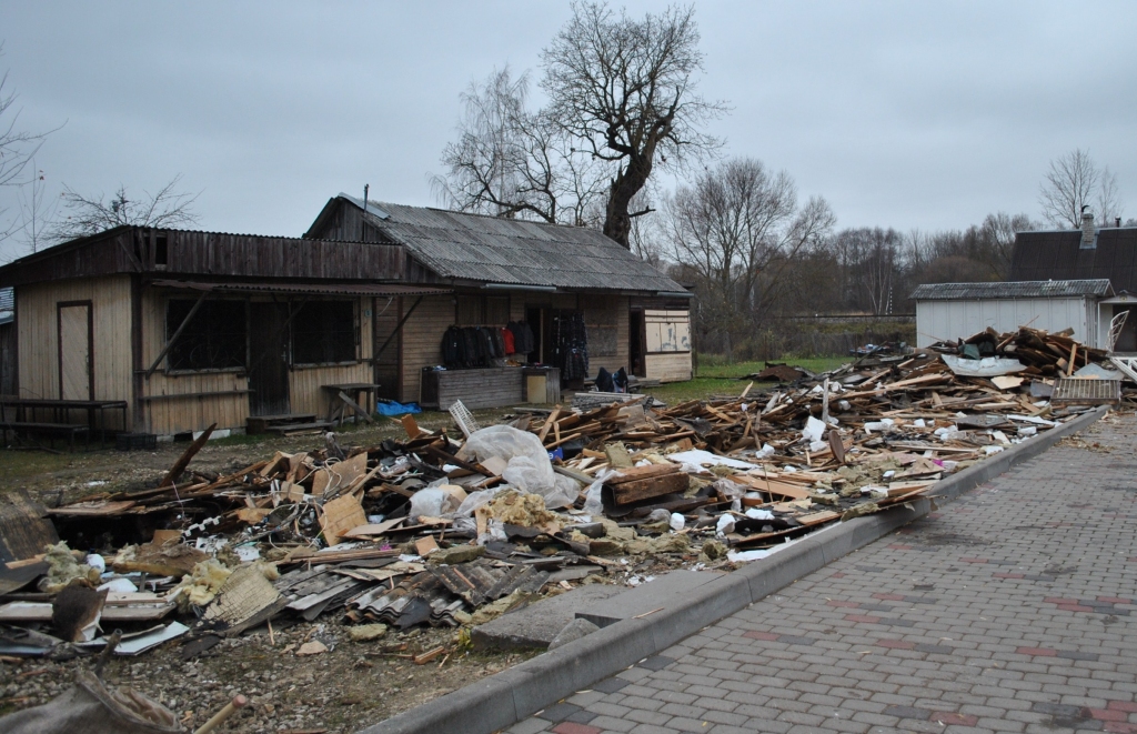 PALICIS TIKAI ATMIŅĀ. Būvgružus no tirgus paredzēts novākt tuvākajā laikā.