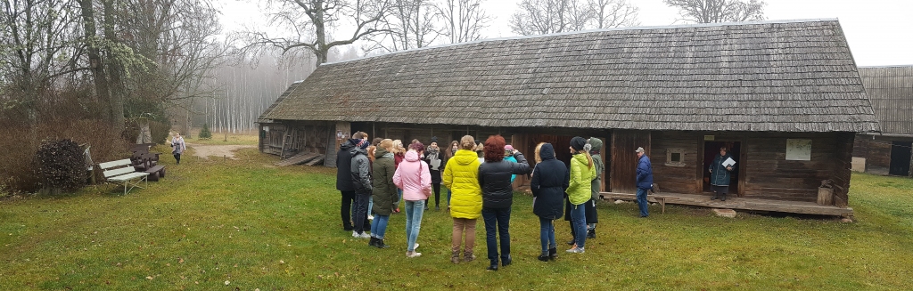Atvadās ar dziesmu. Neretas jaunieši no muzeja šķiras, dziedot “Bēdu manu, lielu bēdu”.