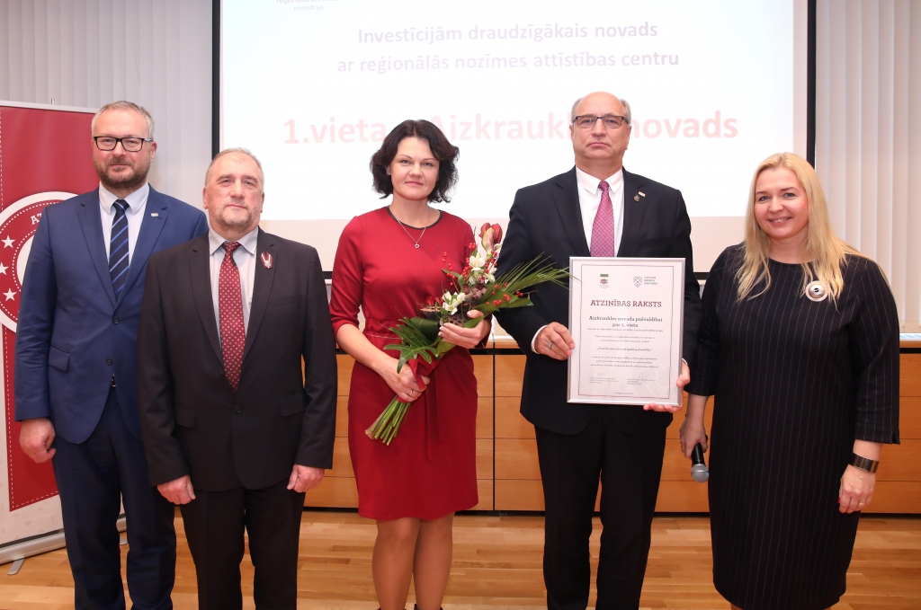 SAŅEM ATZINĪBAS RAKSTU. Aizkraukles novada domes priekšsēdētājs Leons Līdums ar atzinības rakstu. No labās: Latvijas Biznesa savienības padomes priekšsēdētāja Elīna Egle-Ločmele, Aizkraukles novada Uzņēmējdarbības atbalsta centra vadītāja Baiba Kellere, Aizkraukles novada domes priekšsēdētāja vietnieks Einārs Zēbergs un Vides aizsardzības un reģionālās attīstības ministrijas valsts sekretārs Rinalds Muciņš.
Autors: Ievas Leinišas foto (LETA)